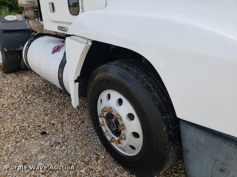 image for item DF2433 1999 Freightliner FLD120 semi truck