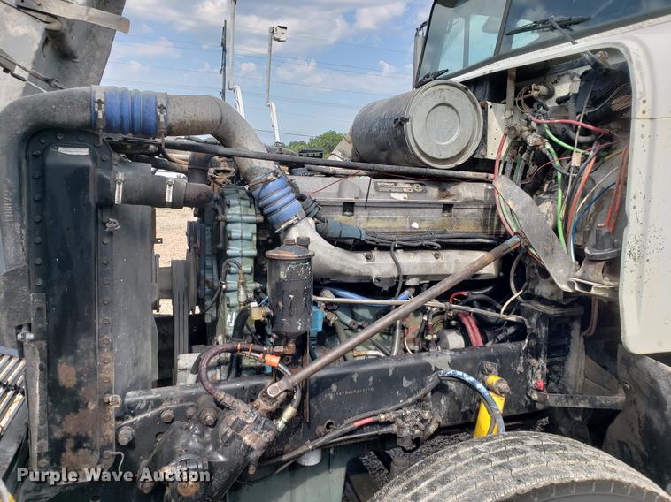 image for item DF2433 1999 Freightliner FLD120 semi truck