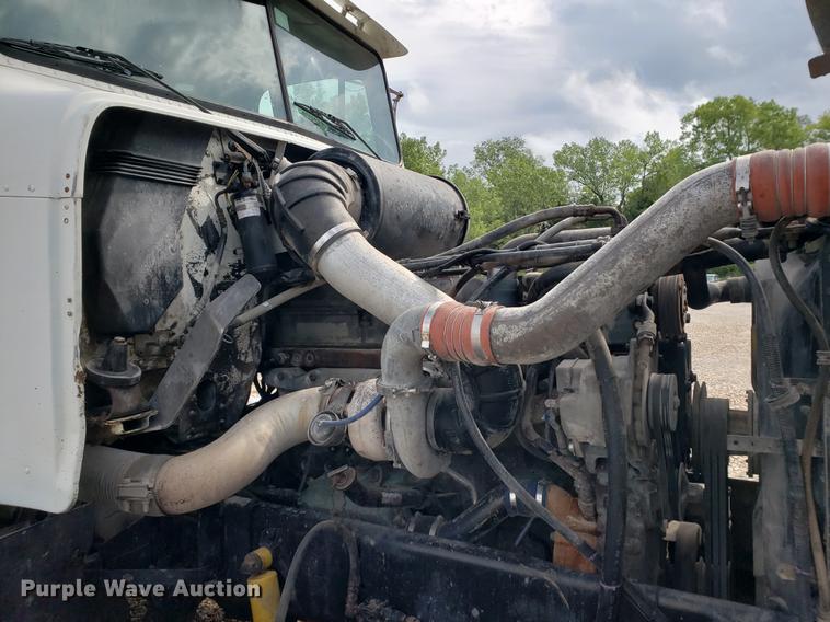 image for item DF2433 1999 Freightliner FLD120 semi truck