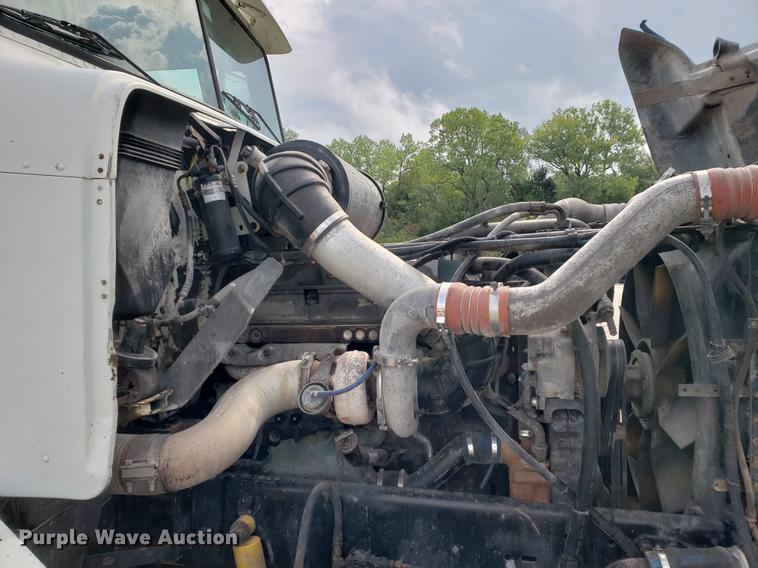 image for item DF2433 1999 Freightliner FLD120 semi truck