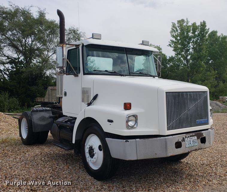 image for item DF2434 1992 White GMC WG semi truck