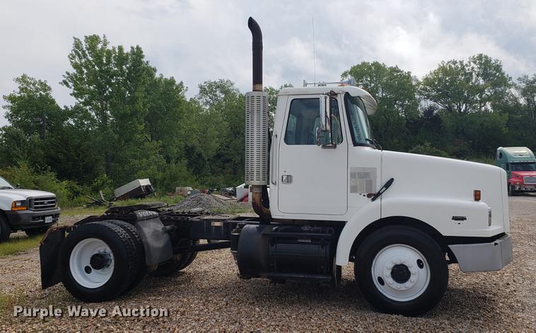 image for item DF2434 1992 White GMC WG semi truck