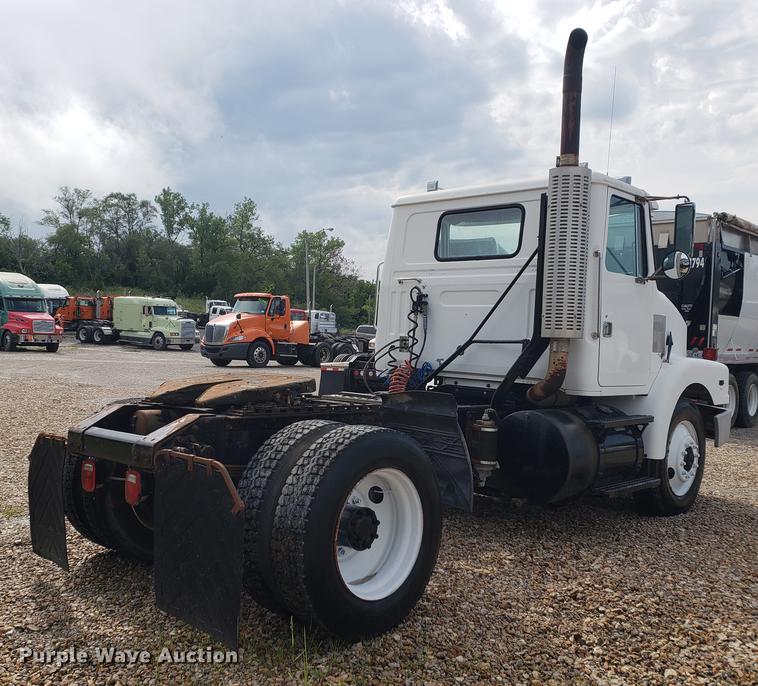 image for item DF2434 1992 White GMC WG semi truck
