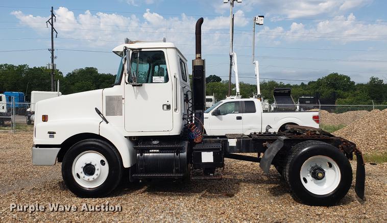 image for item DF2434 1992 White GMC WG semi truck