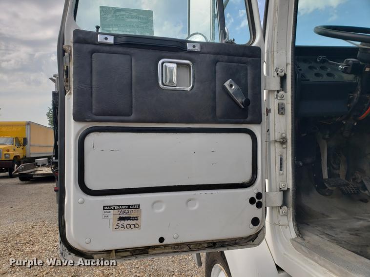 image for item DF2434 1992 White GMC WG semi truck