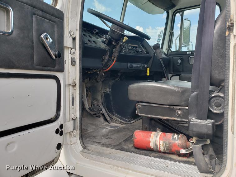 image for item DF2434 1992 White GMC WG semi truck