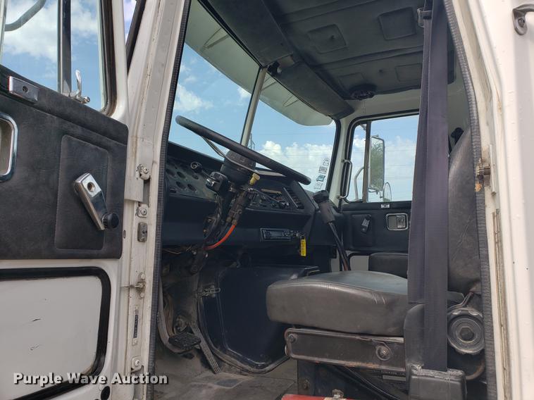 image for item DF2434 1992 White GMC WG semi truck