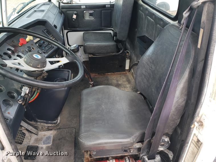 image for item DF2434 1992 White GMC WG semi truck