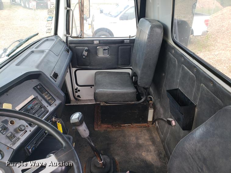 image for item DF2434 1992 White GMC WG semi truck