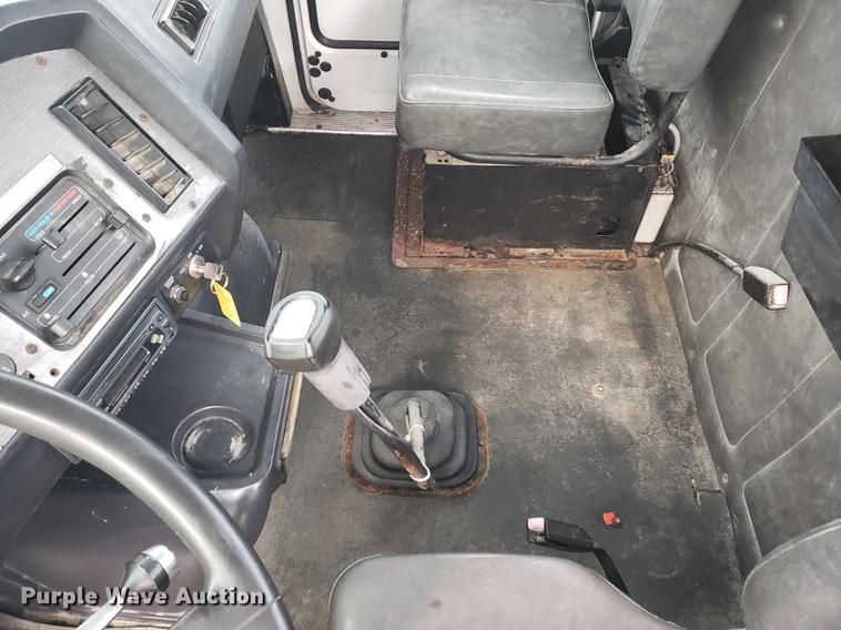 image for item DF2434 1992 White GMC WG semi truck