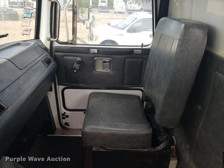 image for item DF2434 1992 White GMC WG semi truck