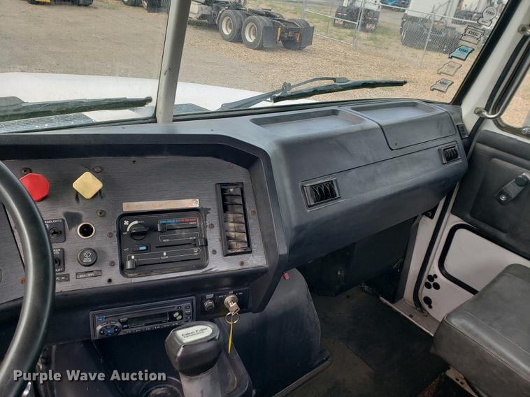 image for item DF2434 1992 White GMC WG semi truck
