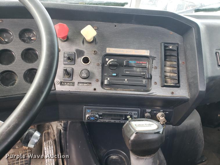 image for item DF2434 1992 White GMC WG semi truck