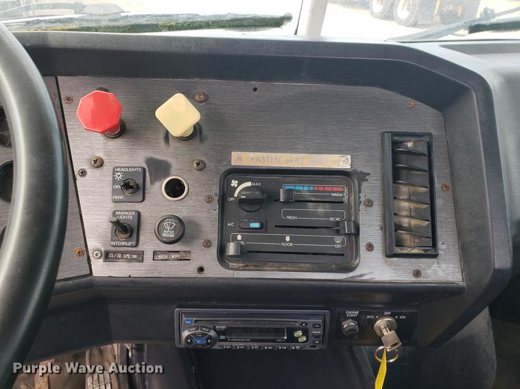 image for item DF2434 1992 White GMC WG semi truck