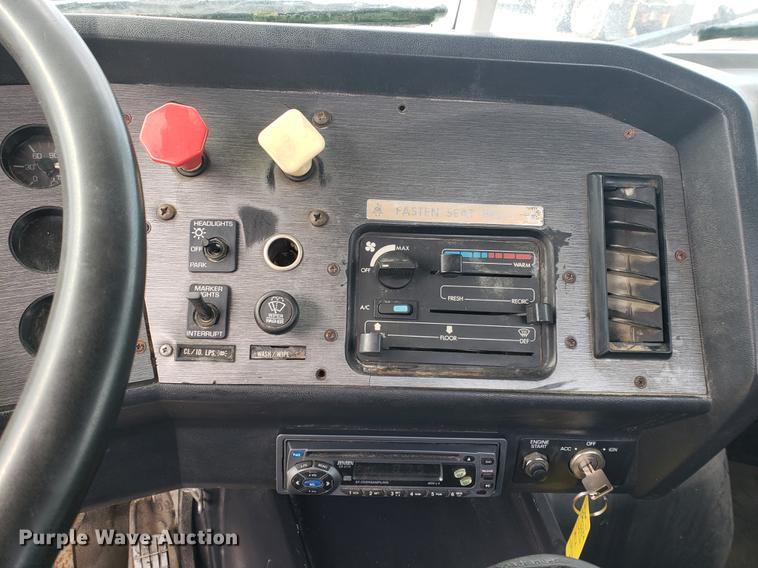 image for item DF2434 1992 White GMC WG semi truck