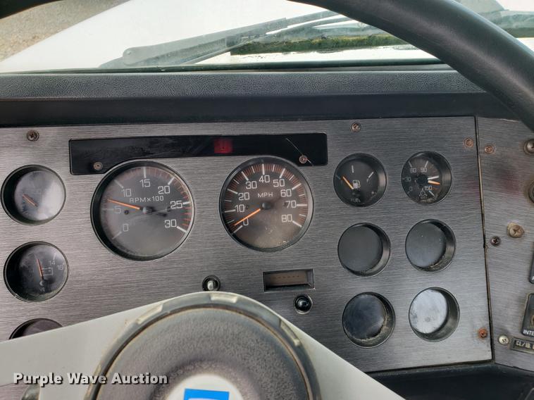 image for item DF2434 1992 White GMC WG semi truck