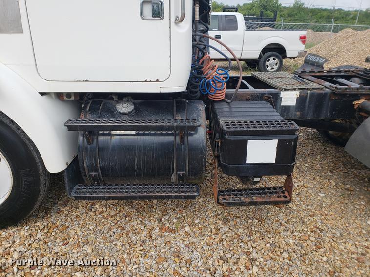 image for item DF2434 1992 White GMC WG semi truck