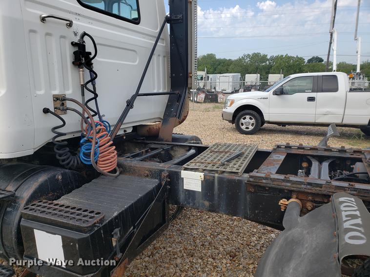 image for item DF2434 1992 White GMC WG semi truck