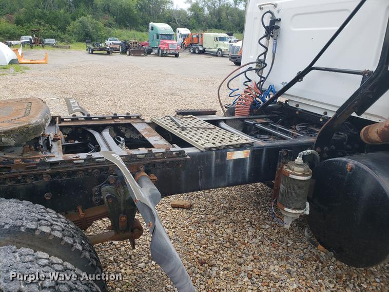 image for item DF2434 1992 White GMC WG semi truck