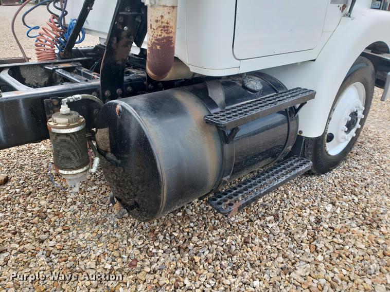 image for item DF2434 1992 White GMC WG semi truck