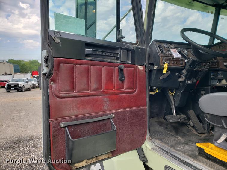 image for item DF2435 1996 Freightliner FLD120 semi truck