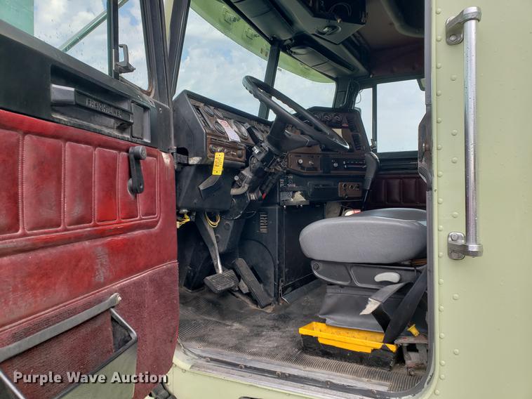 image for item DF2435 1996 Freightliner FLD120 semi truck