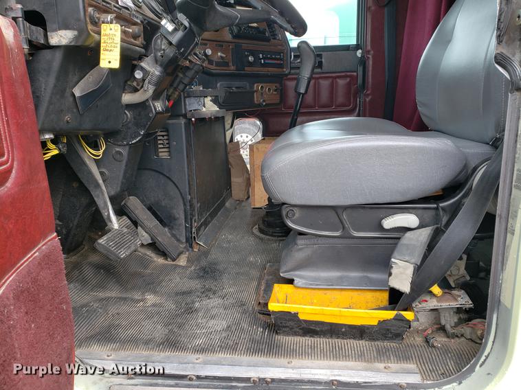 image for item DF2435 1996 Freightliner FLD120 semi truck