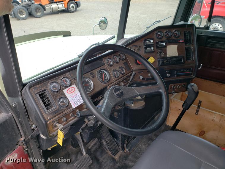 image for item DF2435 1996 Freightliner FLD120 semi truck