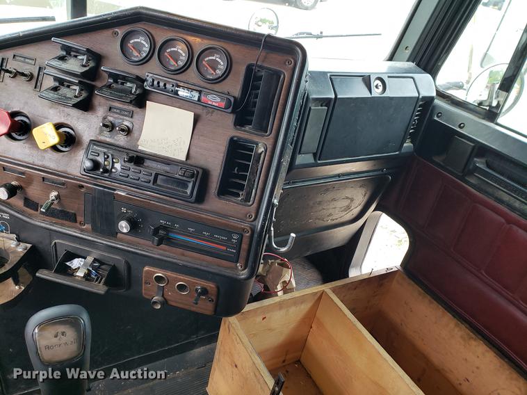 image for item DF2435 1996 Freightliner FLD120 semi truck