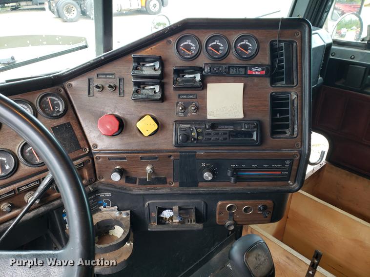 image for item DF2435 1996 Freightliner FLD120 semi truck