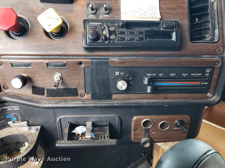 image for item DF2435 1996 Freightliner FLD120 semi truck