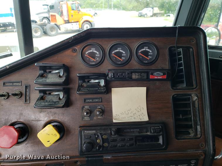 image for item DF2435 1996 Freightliner FLD120 semi truck