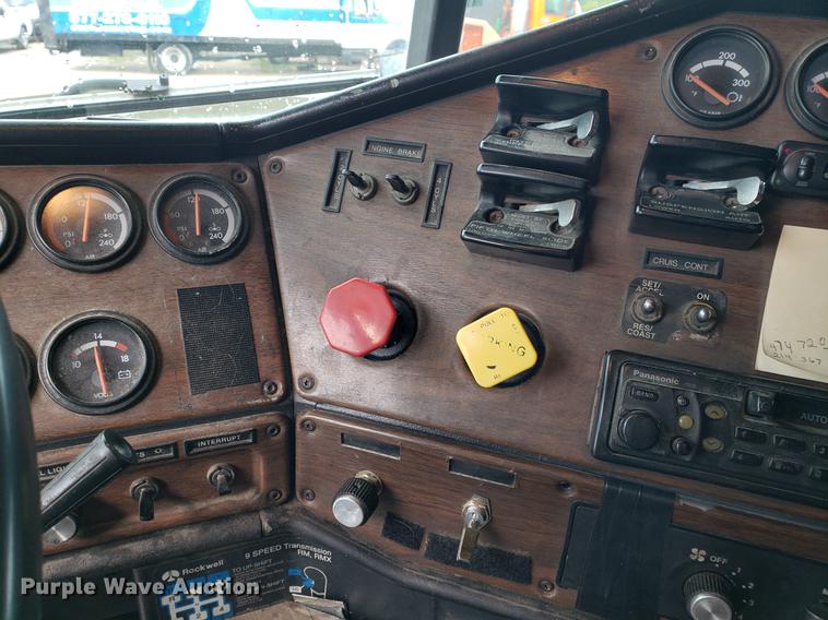 image for item DF2435 1996 Freightliner FLD120 semi truck