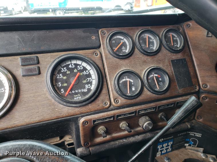 image for item DF2435 1996 Freightliner FLD120 semi truck