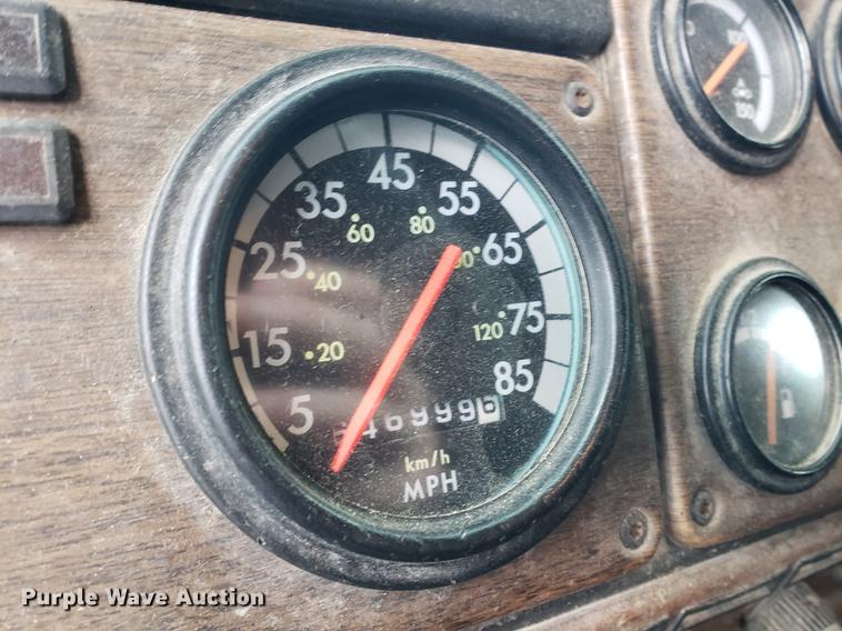 image for item DF2435 1996 Freightliner FLD120 semi truck