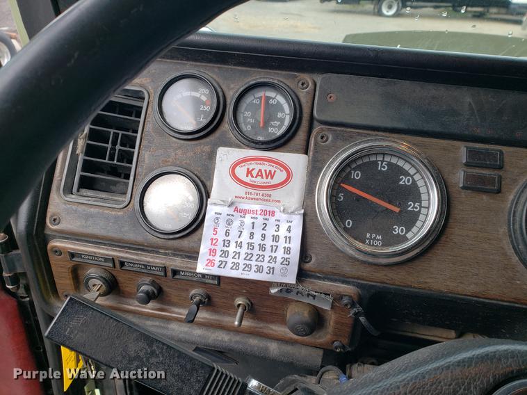 image for item DF2435 1996 Freightliner FLD120 semi truck