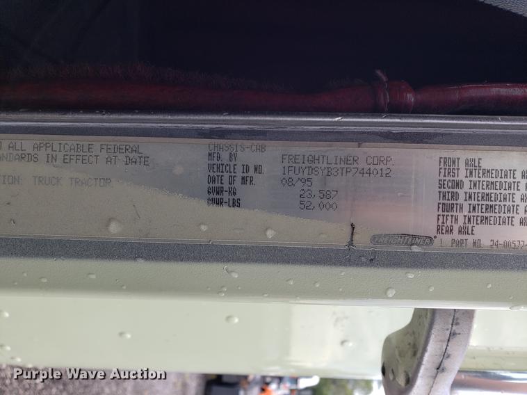 image for item DF2435 1996 Freightliner FLD120 semi truck