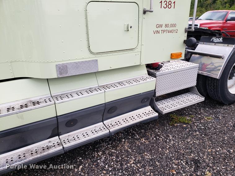 image for item DF2435 1996 Freightliner FLD120 semi truck