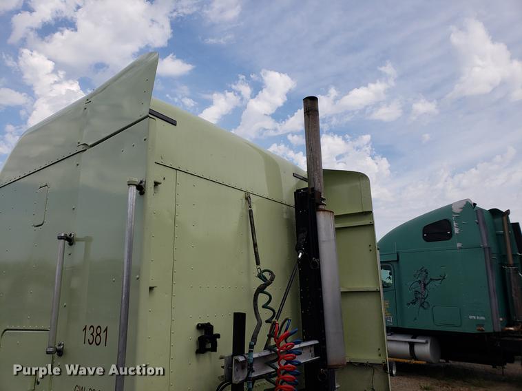 image for item DF2435 1996 Freightliner FLD120 semi truck