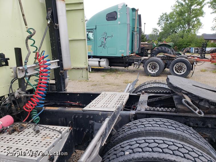 image for item DF2435 1996 Freightliner FLD120 semi truck