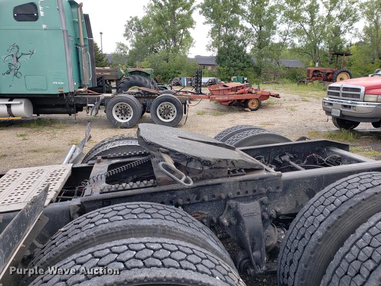 image for item DF2435 1996 Freightliner FLD120 semi truck