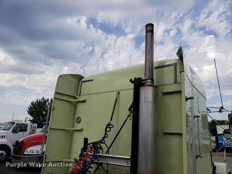 image for item DF2435 1996 Freightliner FLD120 semi truck