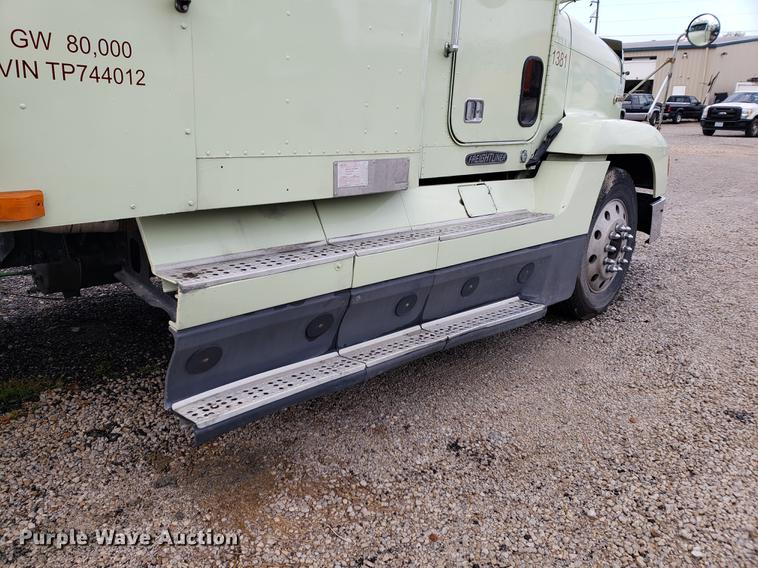 image for item DF2435 1996 Freightliner FLD120 semi truck