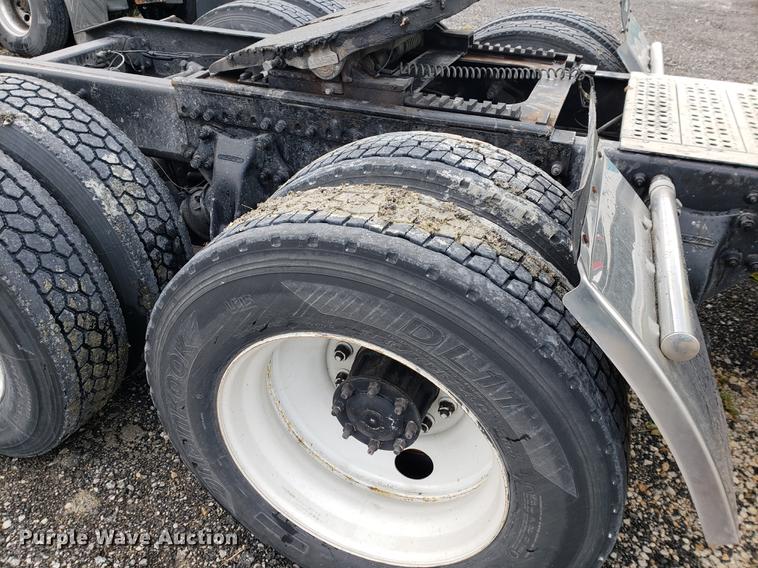 image for item DF2435 1996 Freightliner FLD120 semi truck