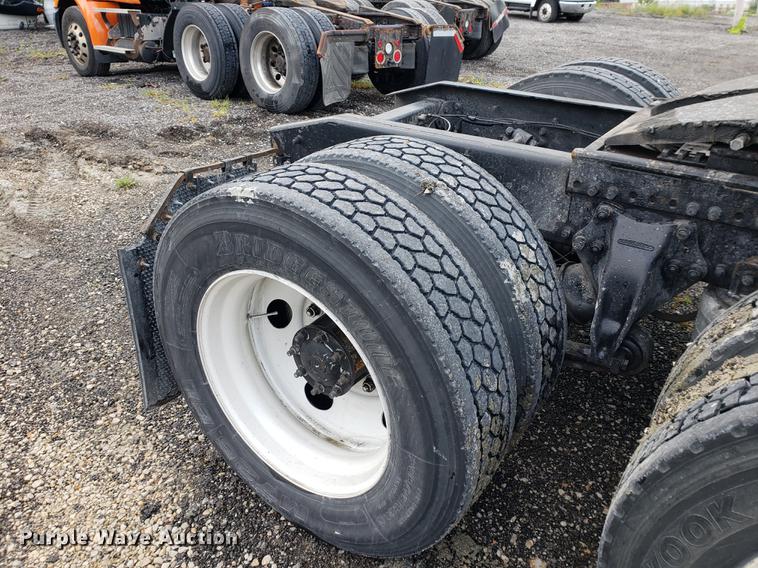 image for item DF2435 1996 Freightliner FLD120 semi truck