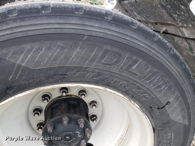 image for item DF2435 1996 Freightliner FLD120 semi truck