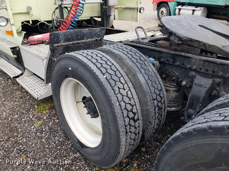 image for item DF2435 1996 Freightliner FLD120 semi truck