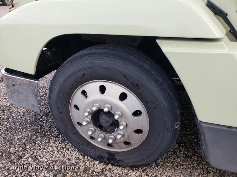 image for item DF2435 1996 Freightliner FLD120 semi truck