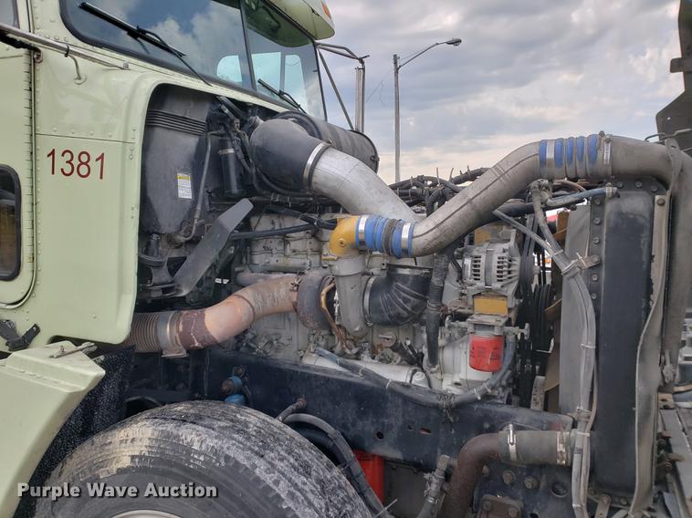 image for item DF2435 1996 Freightliner FLD120 semi truck