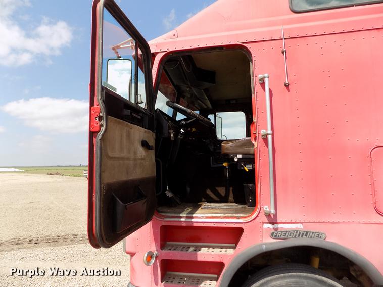 image for item ER9084 1989 Freightliner COE semi truck